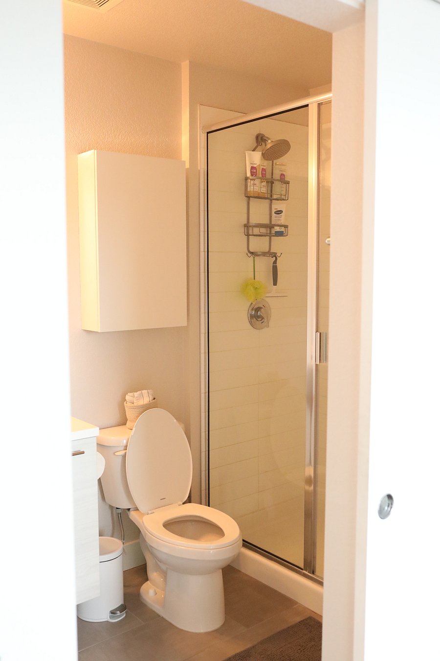 En-suite bathroom w/ walk-in shower