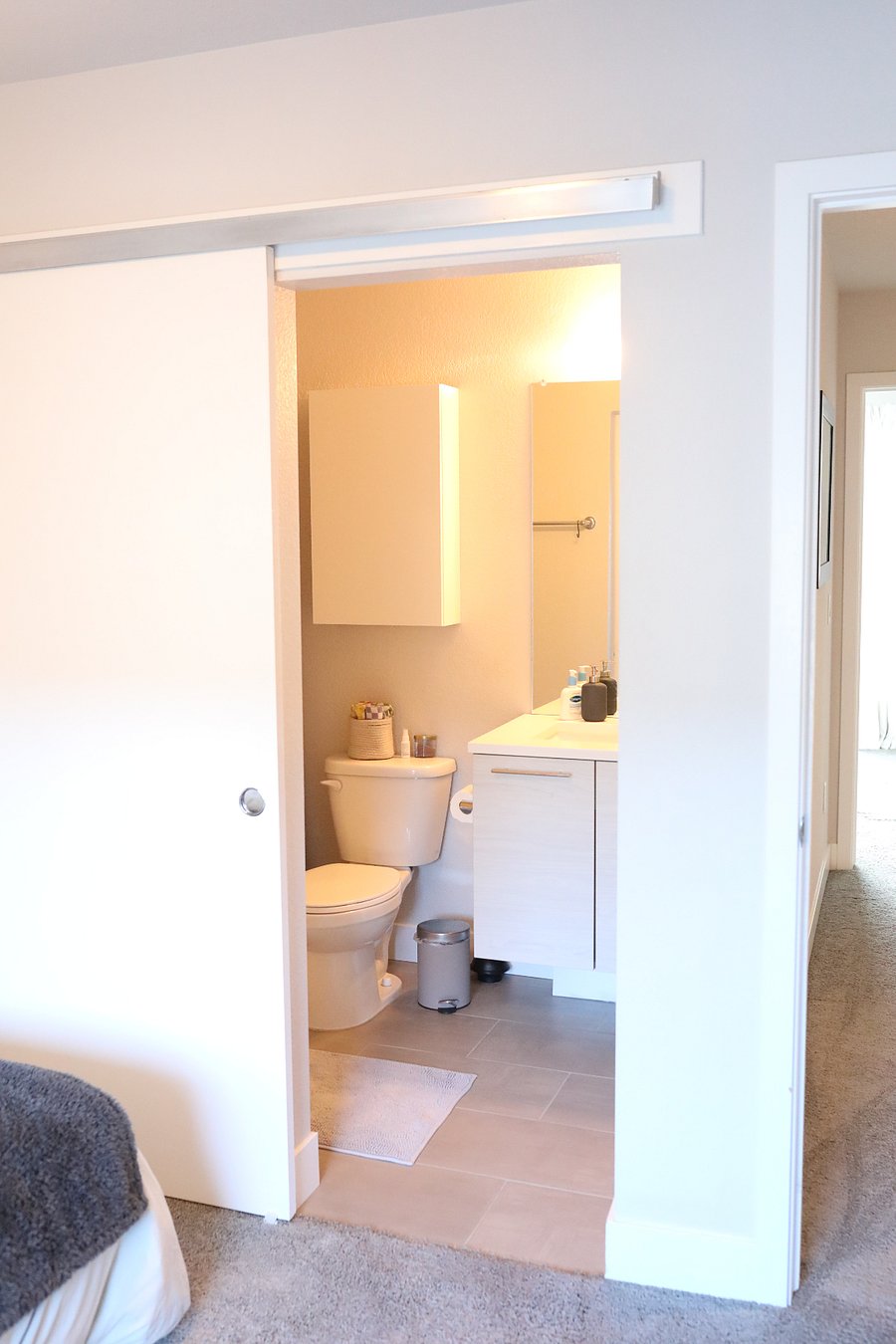 second bedroom en-suite bathroom w/ bathtub