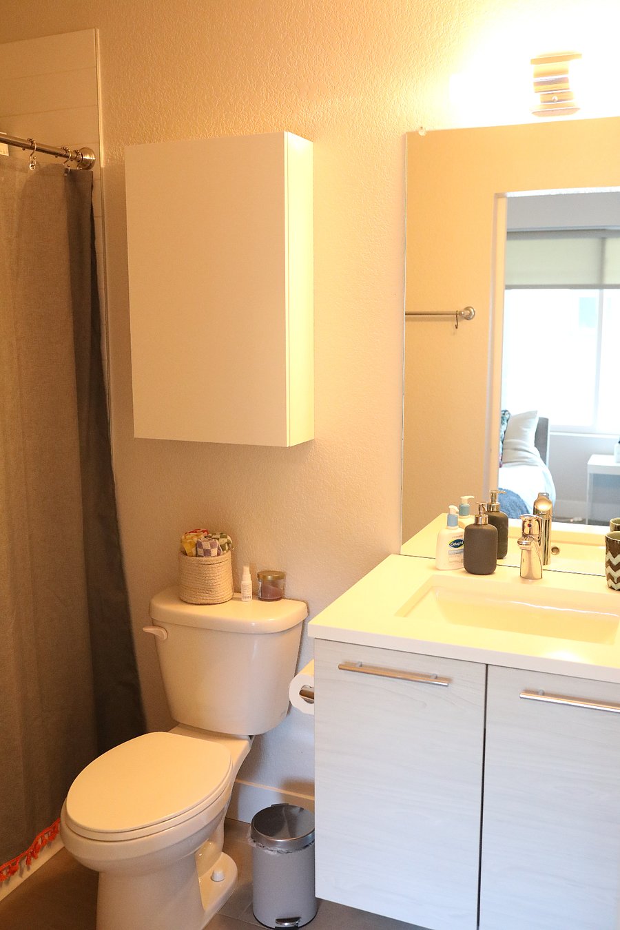 second bedroom en-suite bathroom w/ bathtub