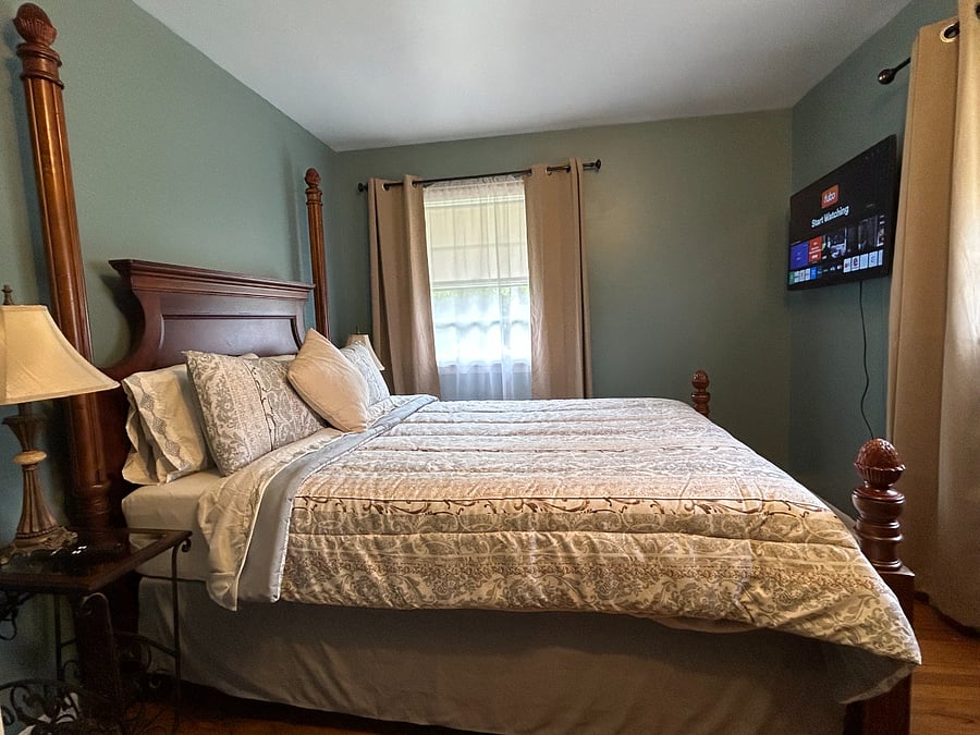 2nd Bedroom with Queen Bed and Smart TV