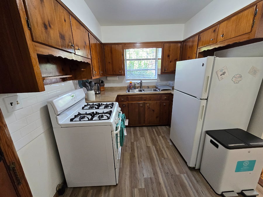 Fully furnished kitchen: gas stove, refrigerator, microwave, electric kettle, kitchenwares