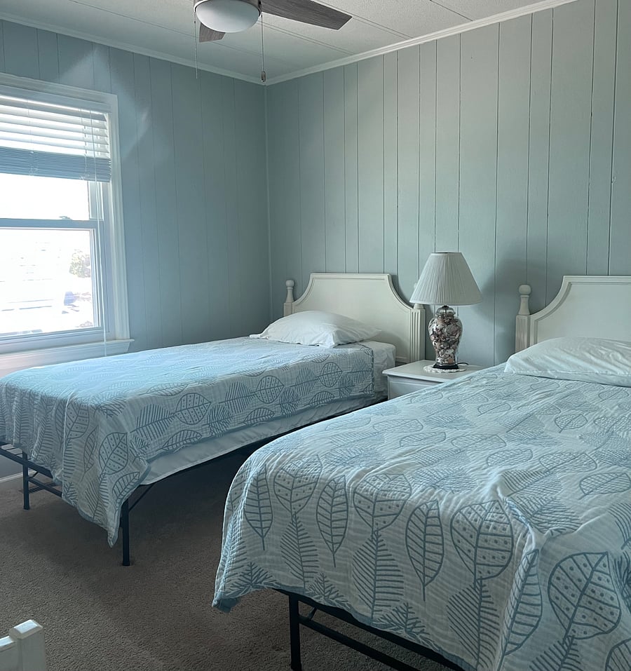 Second bedroom with 2 twin beds