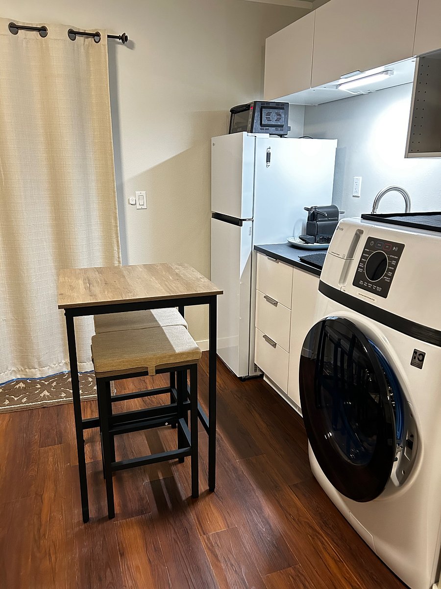 Counter height island w/seating for dining in.