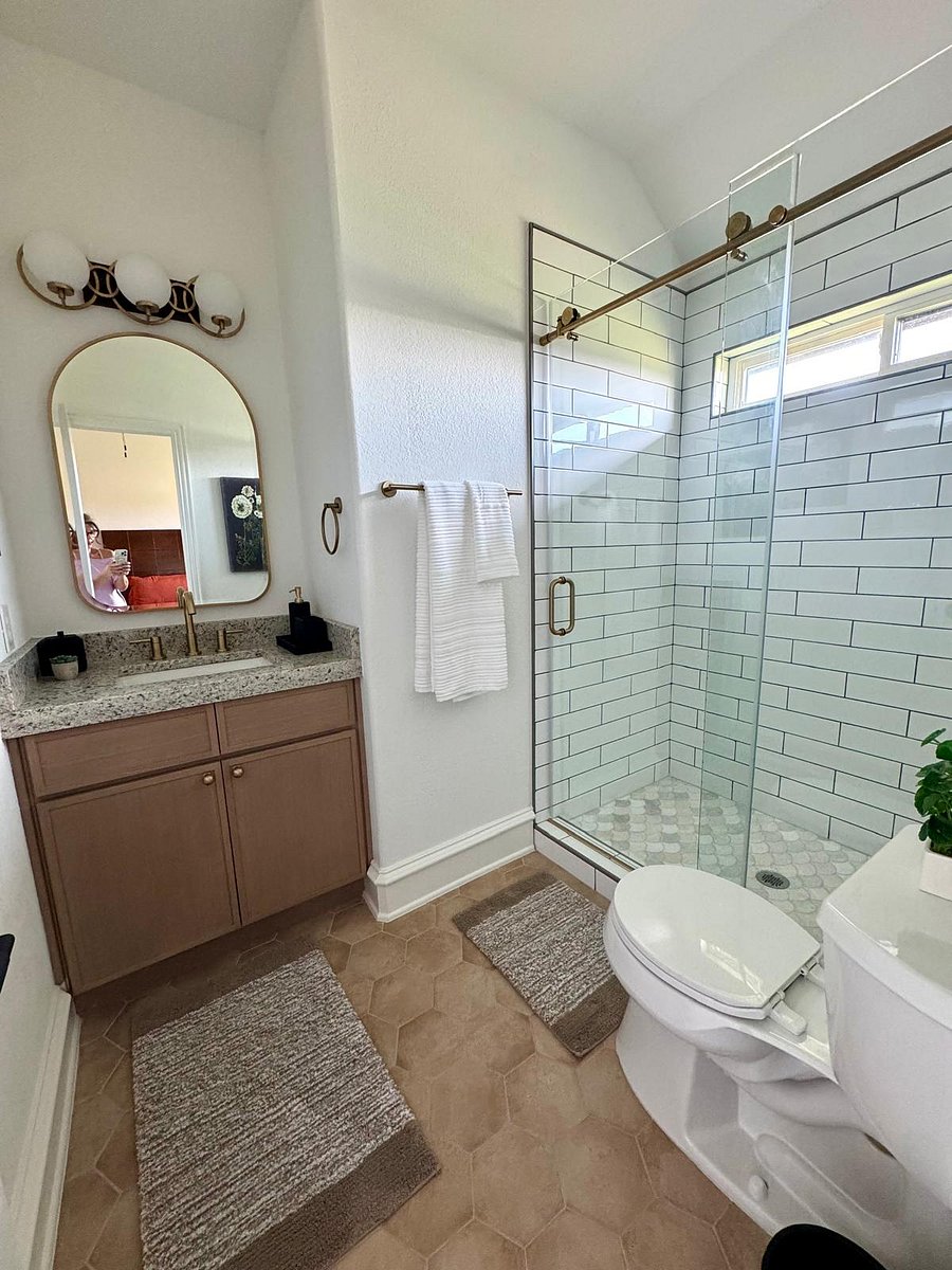 Full Bathroom in Bedroom 3