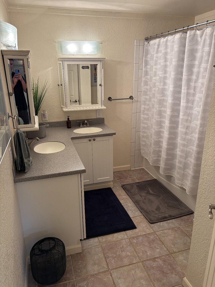 Bathroom (1.0 zoom)
