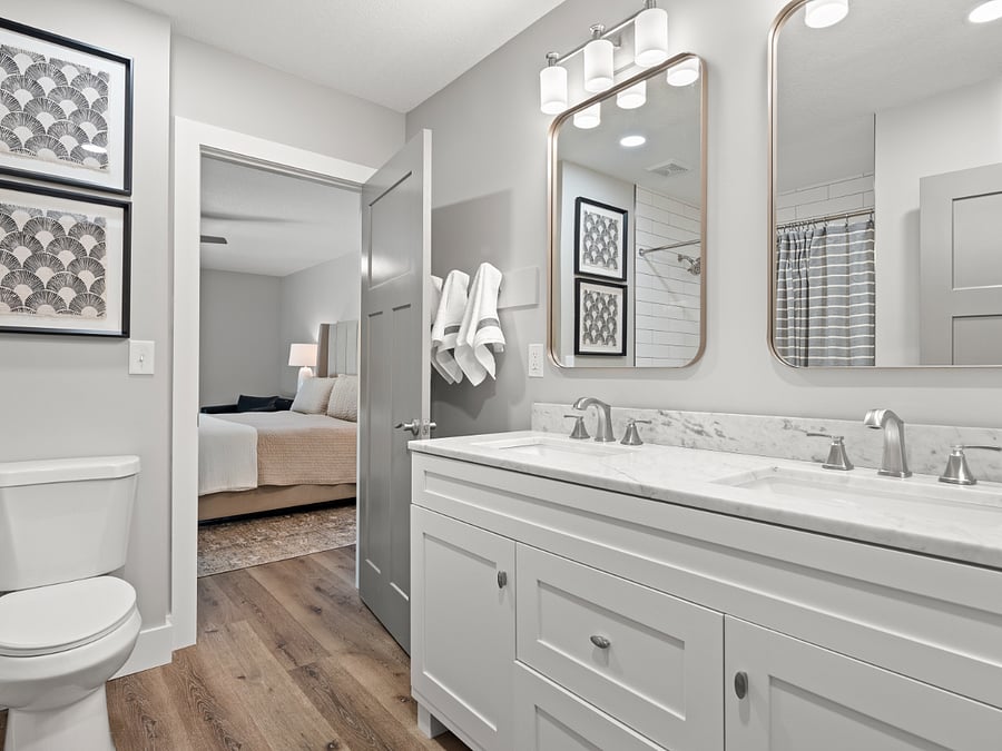 Jack And Jill Full Bathroom Between Upstairs Bedrooms #1 & #2