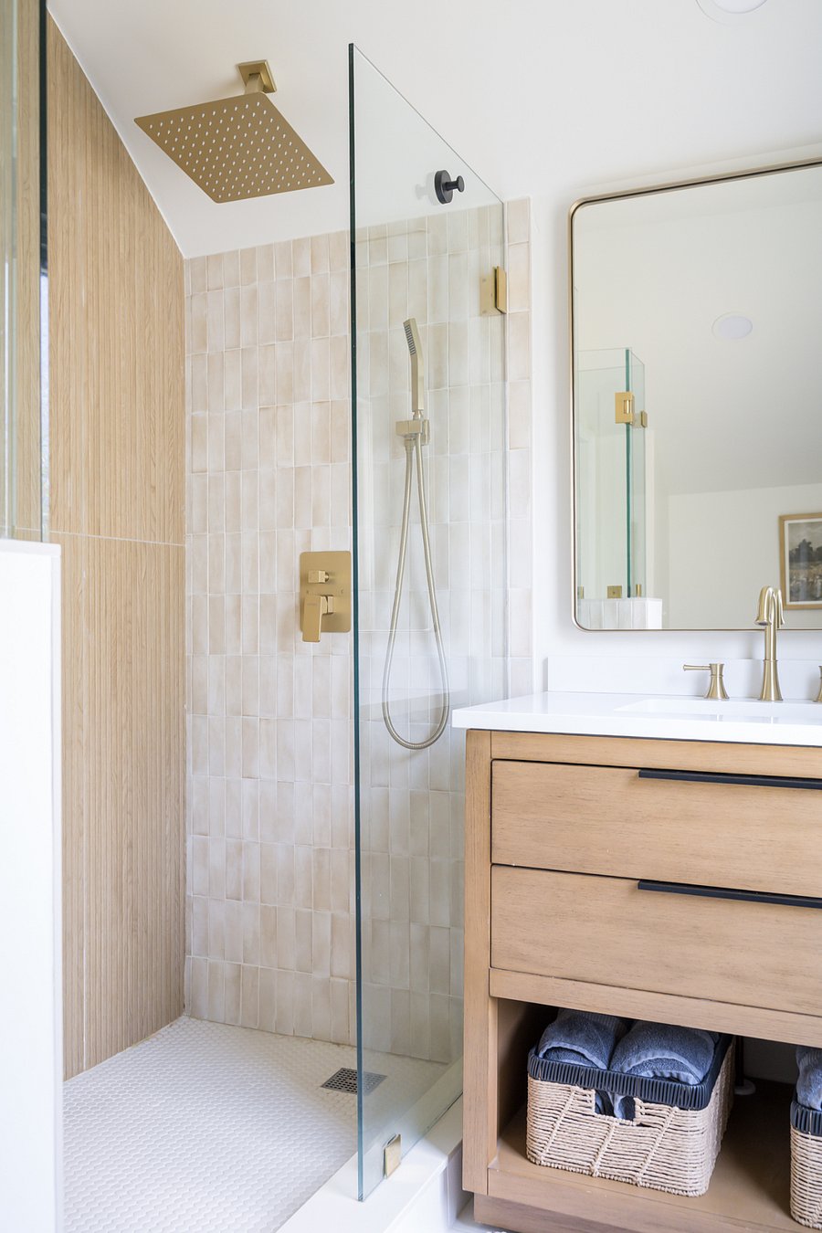 Rain shower and handheld shower head