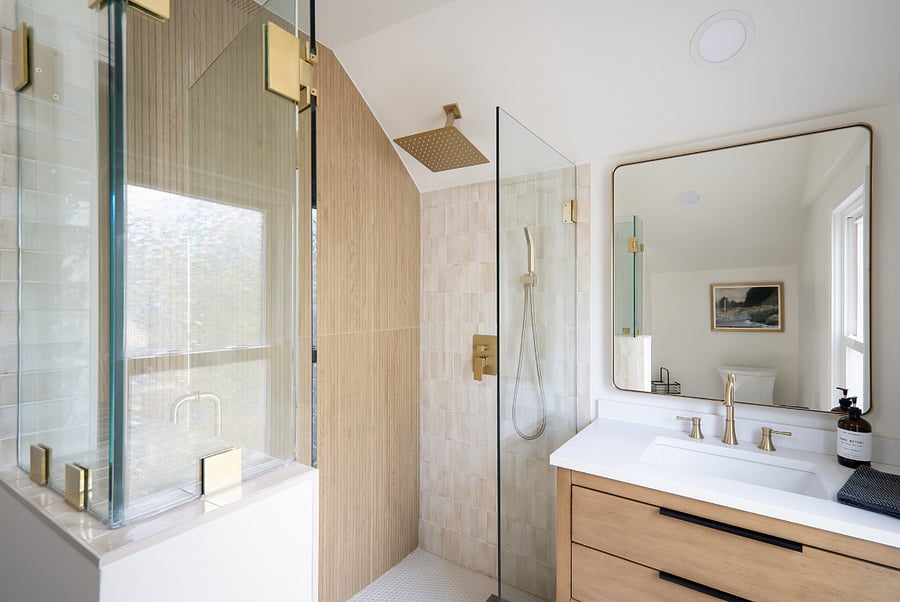 Beautifully appointed full bathroom upstairs