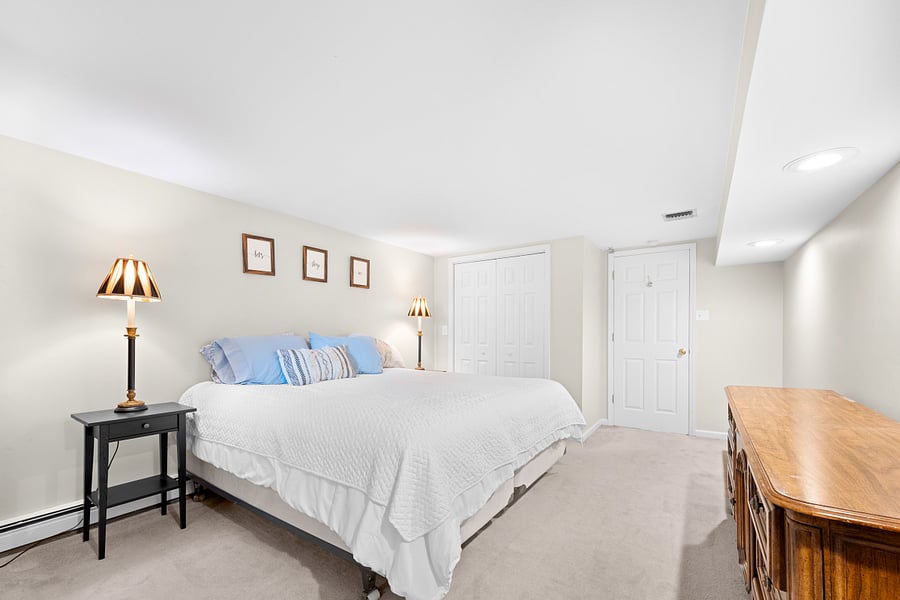 Bedroom with king size bed