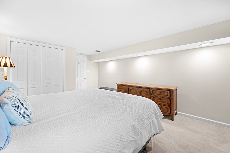 Bedroom with king size bed