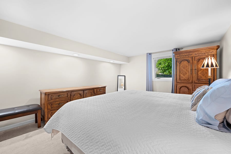 Bedroom with king size bed