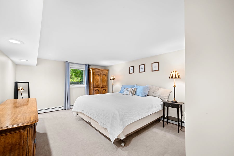 Entrance to bedroom from hallway