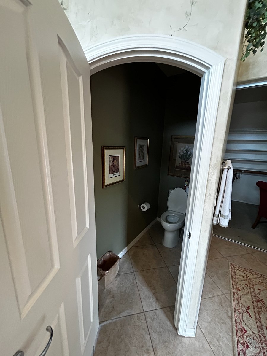 Primary bedroom in-suite bathroom