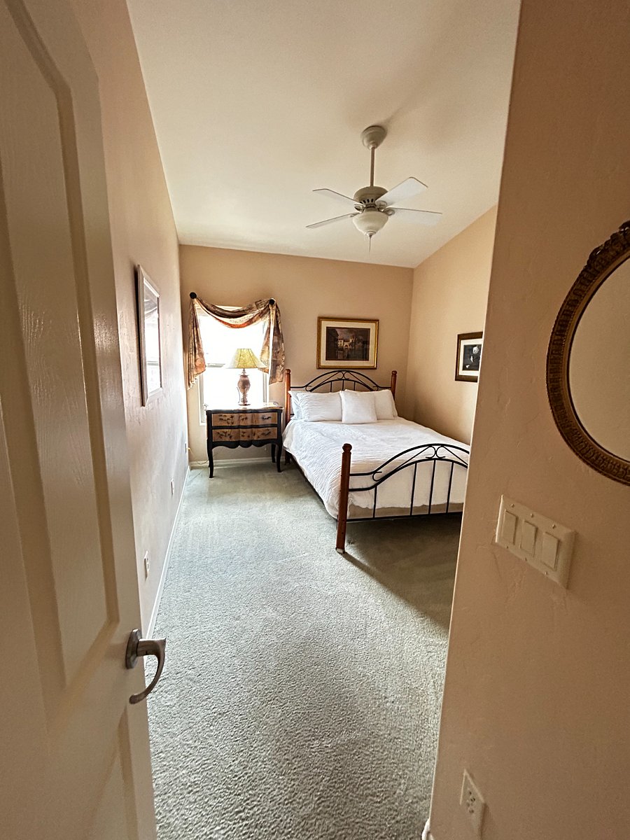 Guest bedroom 2 with Queen bed