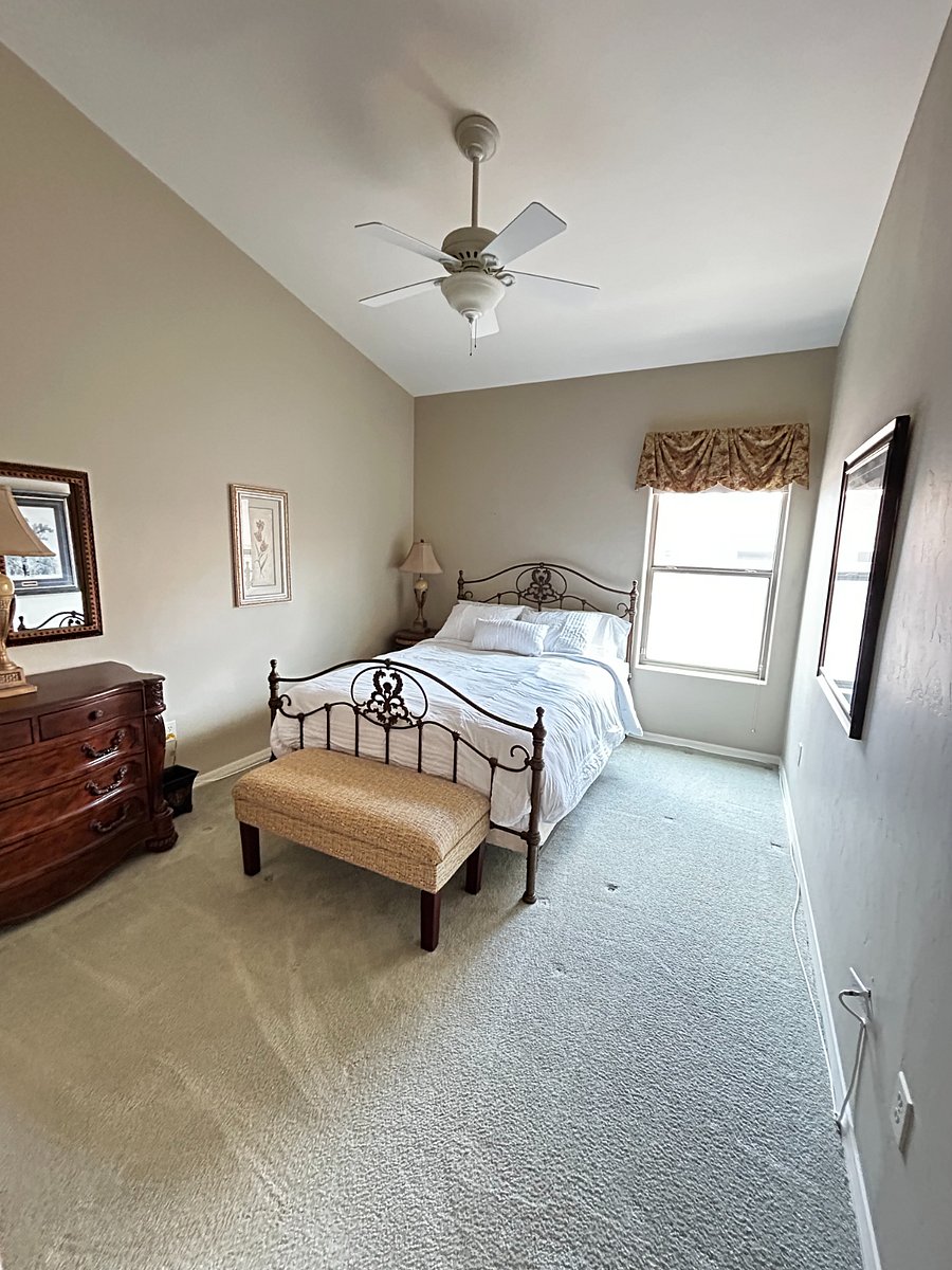 Guest bedroom with queen bed