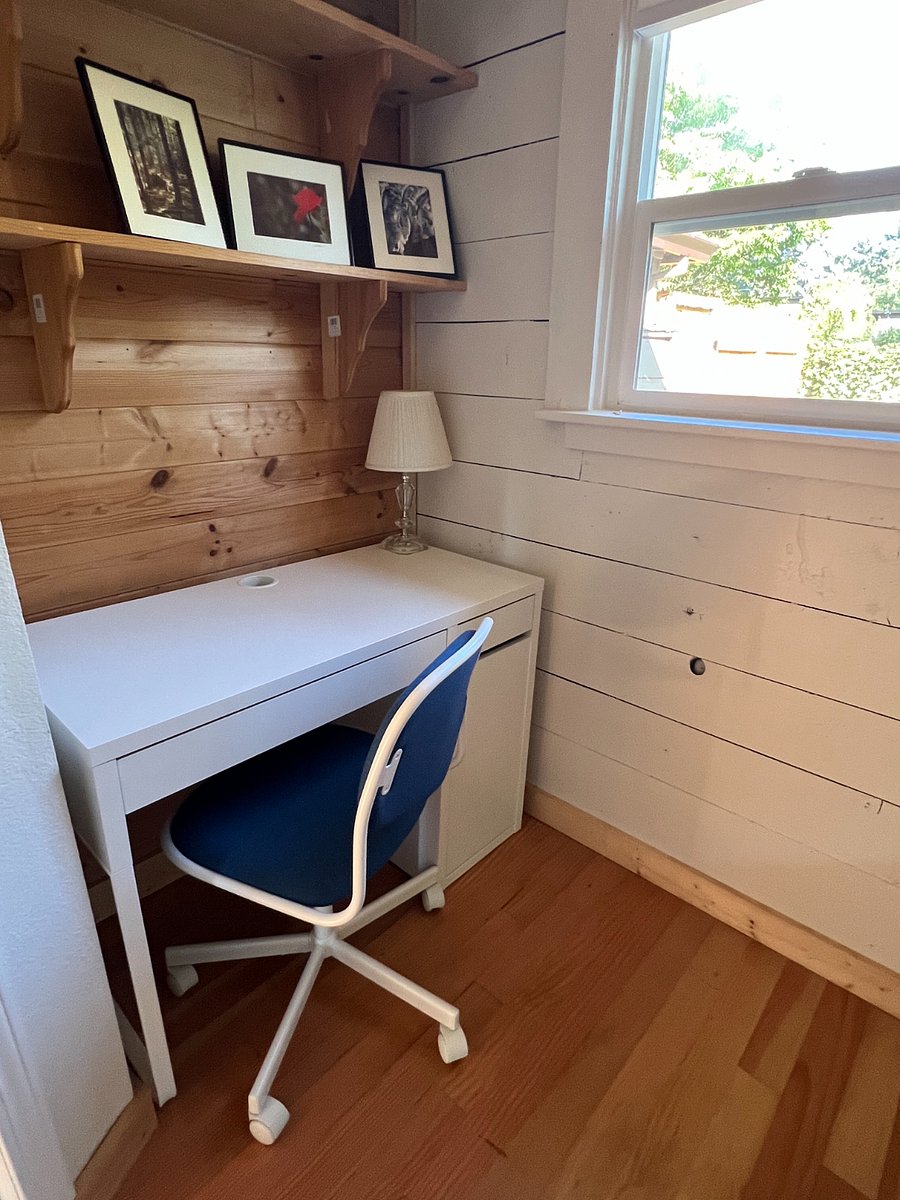 Bonus room with desk