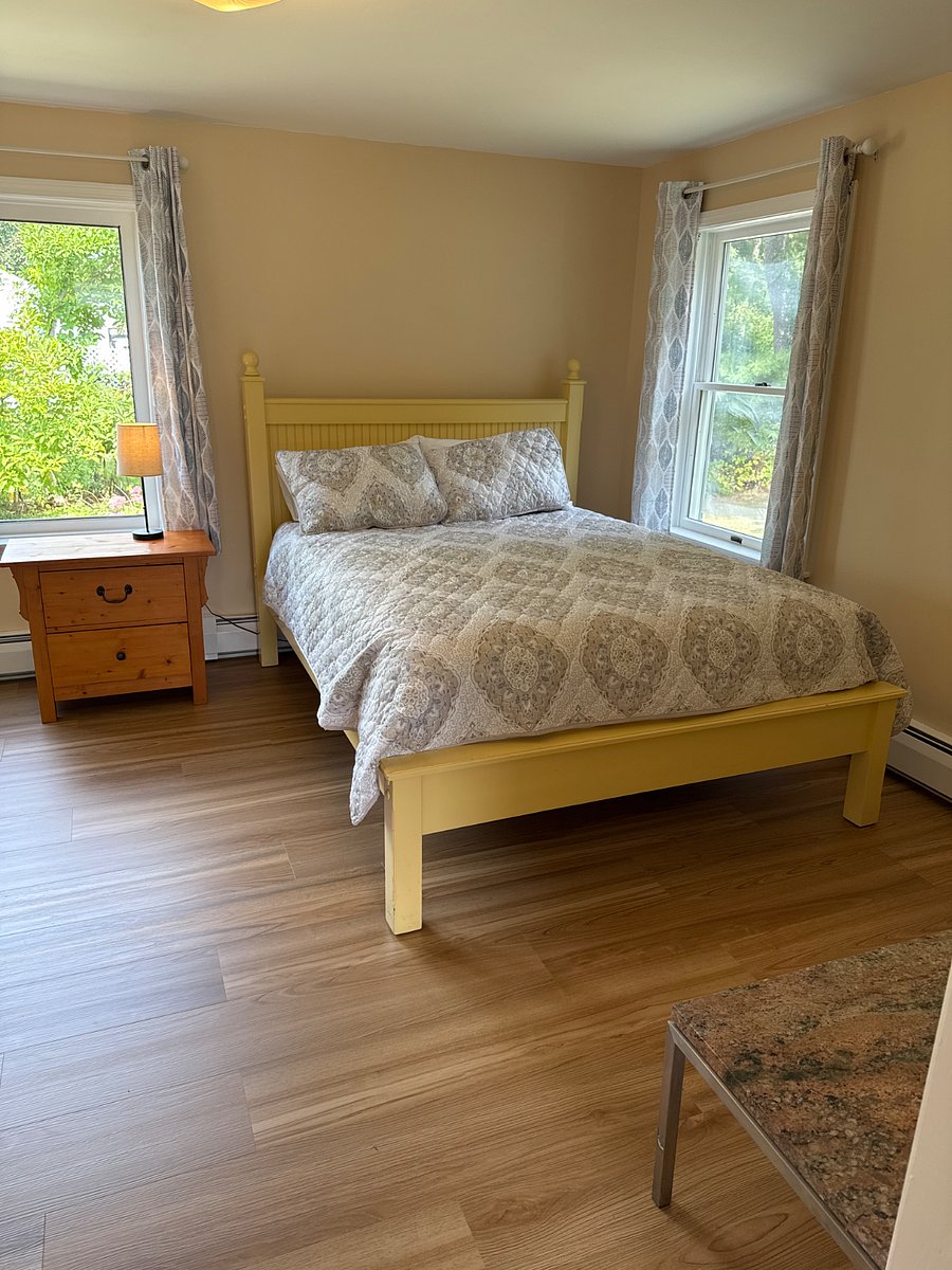 Queen bed showing exterior greenery with privacy