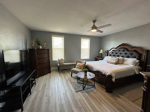 Master BR w/ king sized bed, walk in closet, smart TV