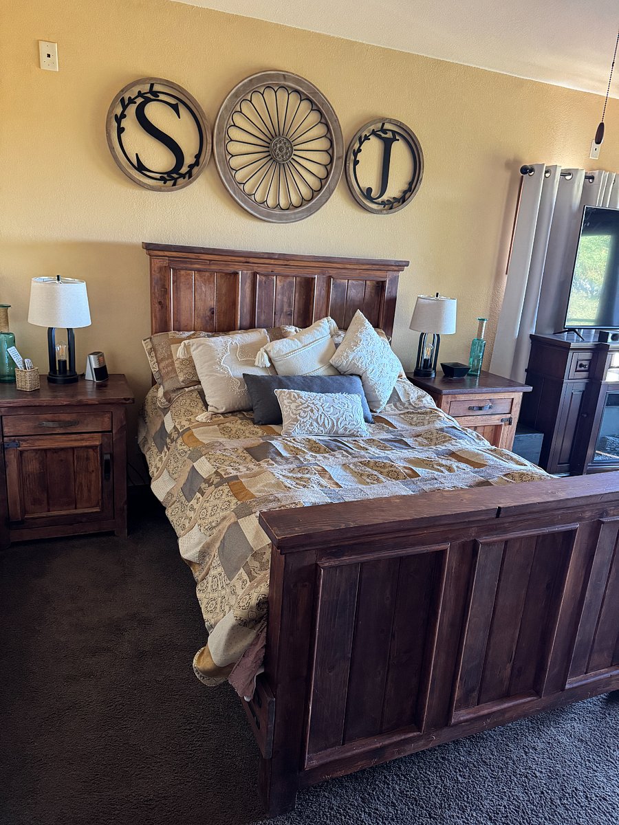Master Bedroom Queen Bed 
