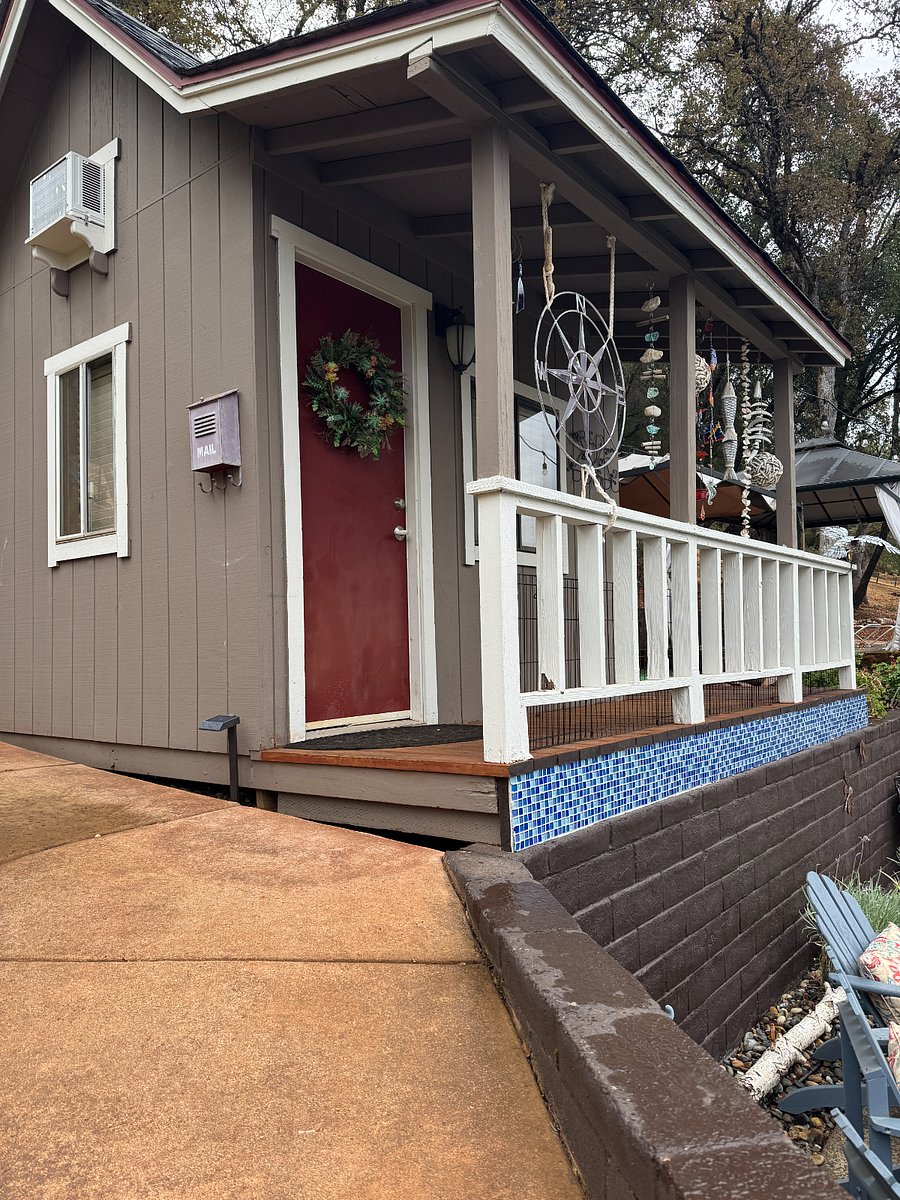 Exterior pic of tiny little loft cottage bedroom 