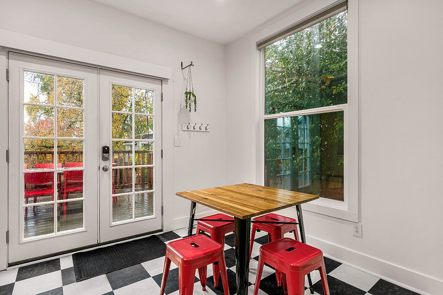 Kitchen eating area