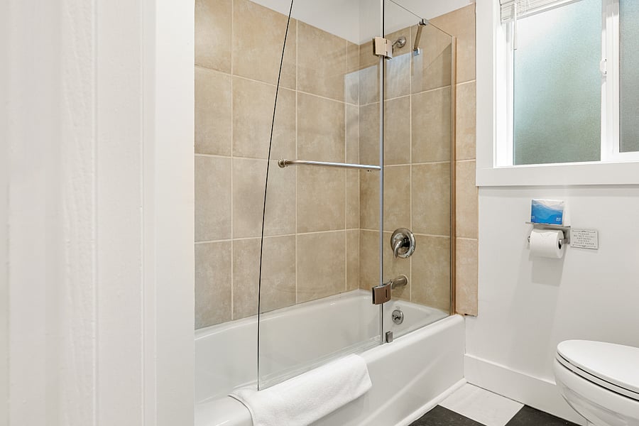 Main floor bathroom with shower/tub combo