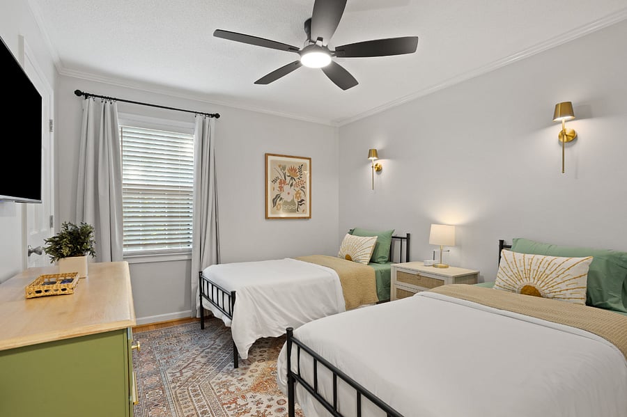 Twin Bedroom with 2 Twin Beds