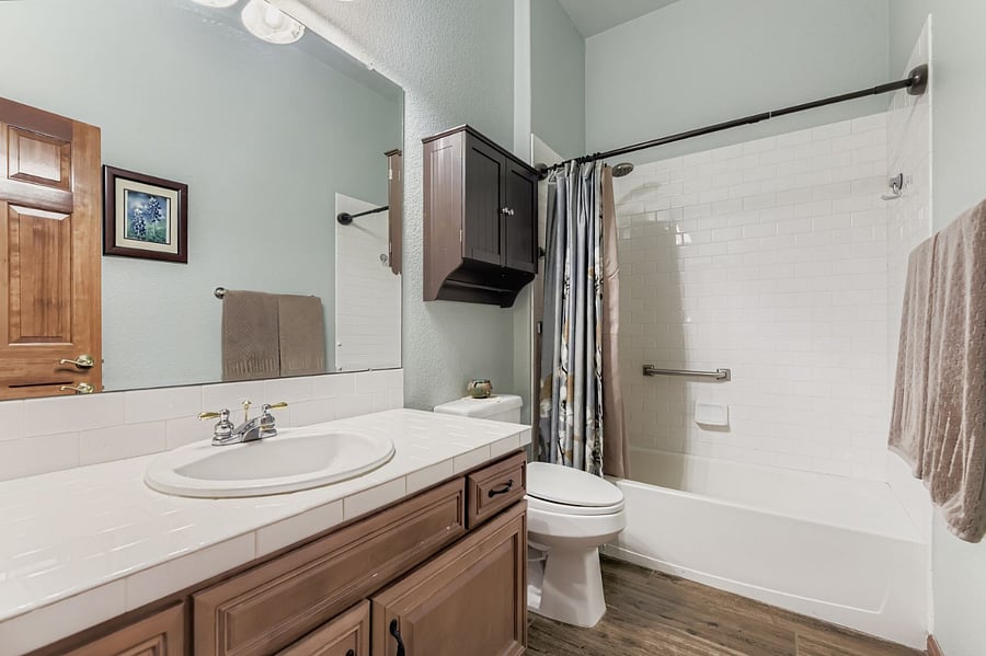 2nd bathroom with shower/bath combo