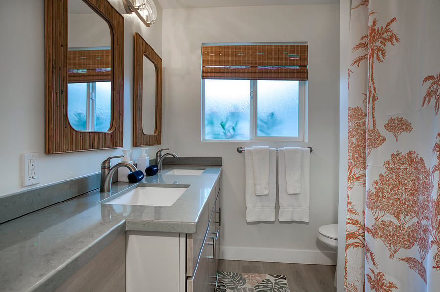 Bright full bathroom with shower/tub combination