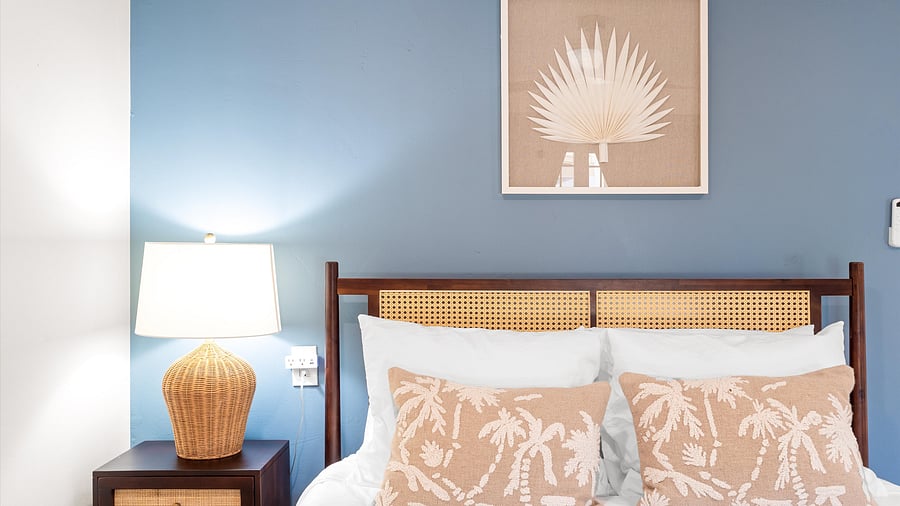 Queen bed (soft and firm pillows) phone plugs