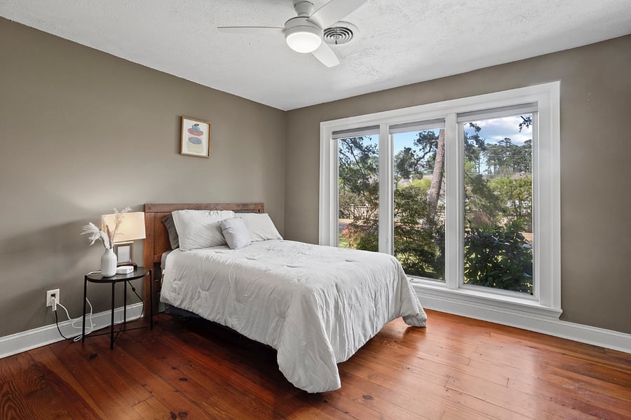 Queen Bed Room