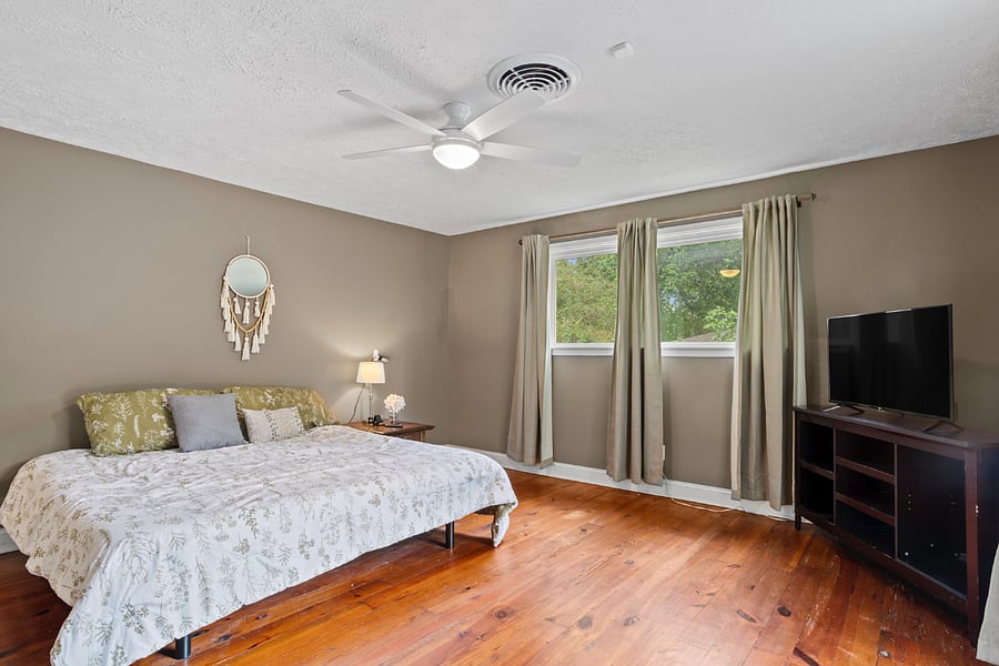 Master Room- King Bed