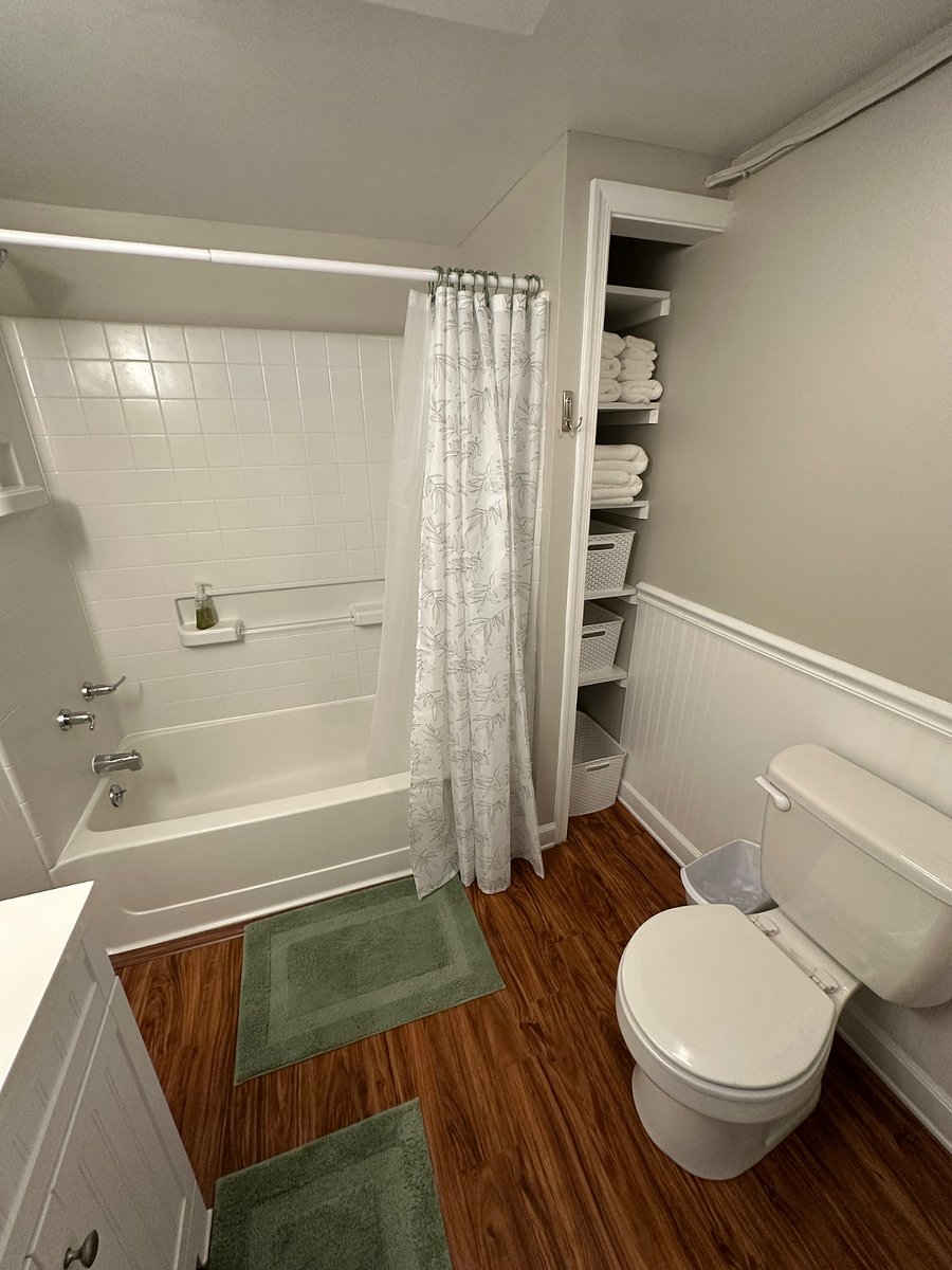 Bathroom linens provided.