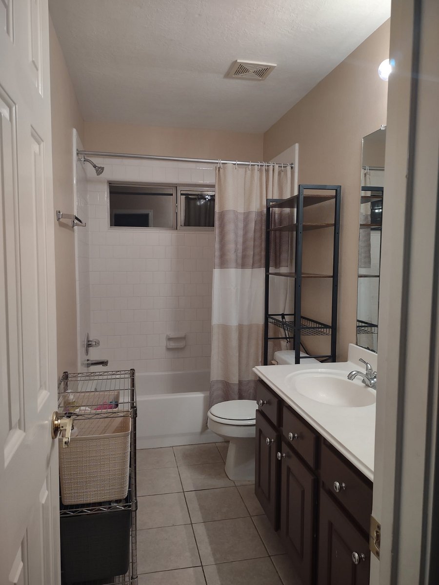 Upstairs Second Full Bathroom