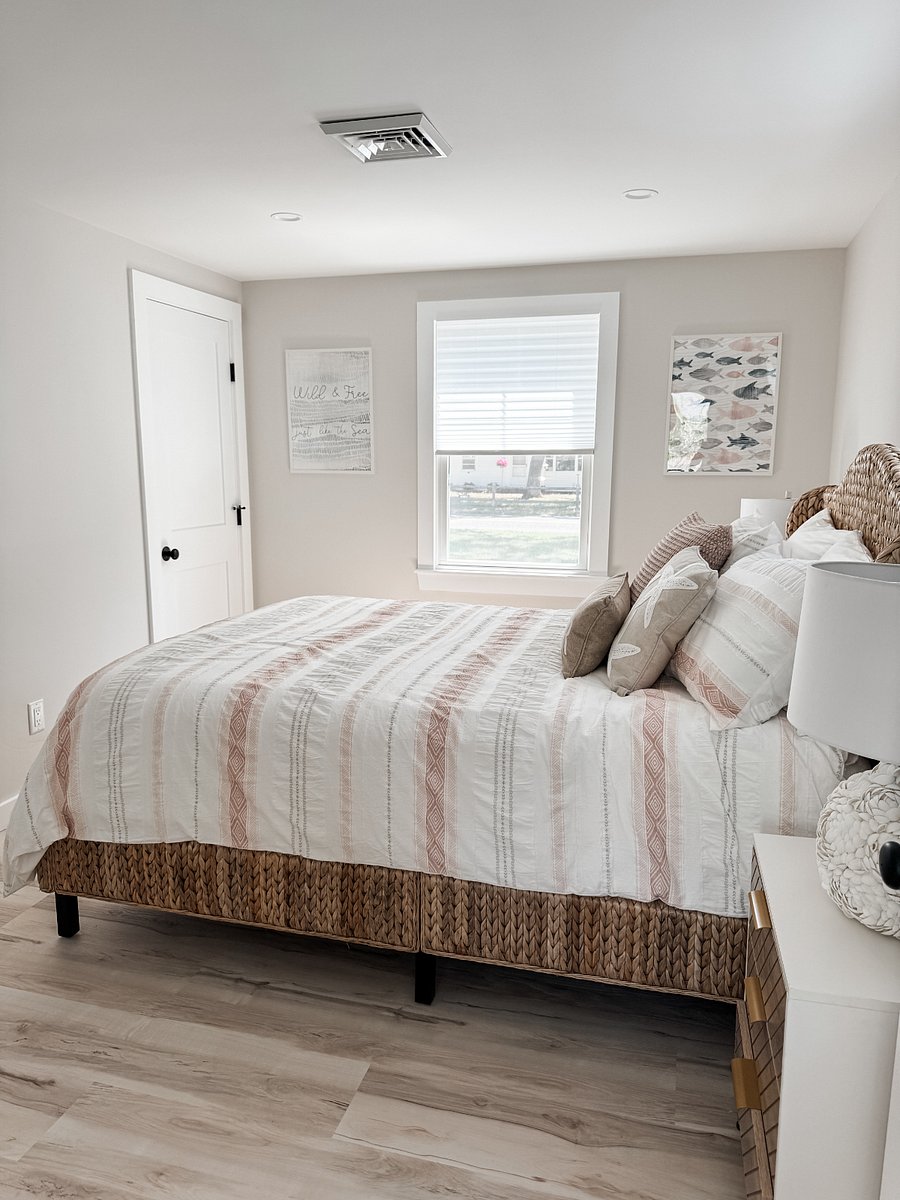 Queen bedroom 1 with closet.