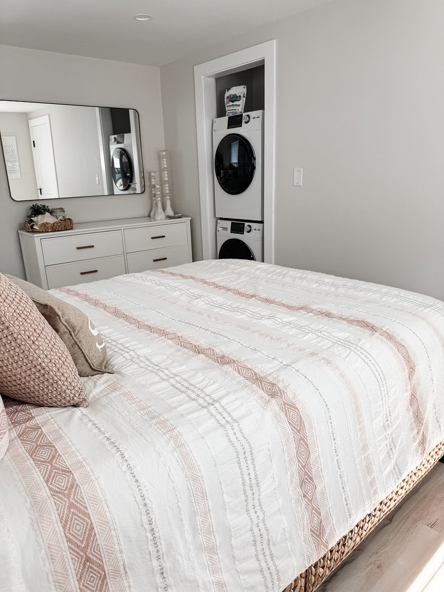 Queen bedroom 1 dresser and washer/dryer.