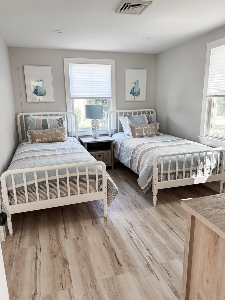 Twin bedroom 3 with closet.