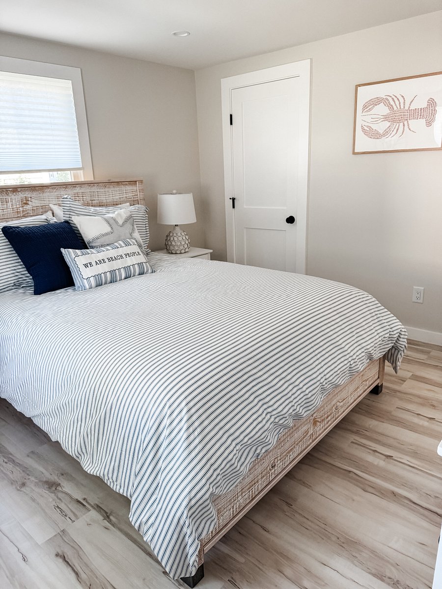 Queen bedroom 2 and closet.