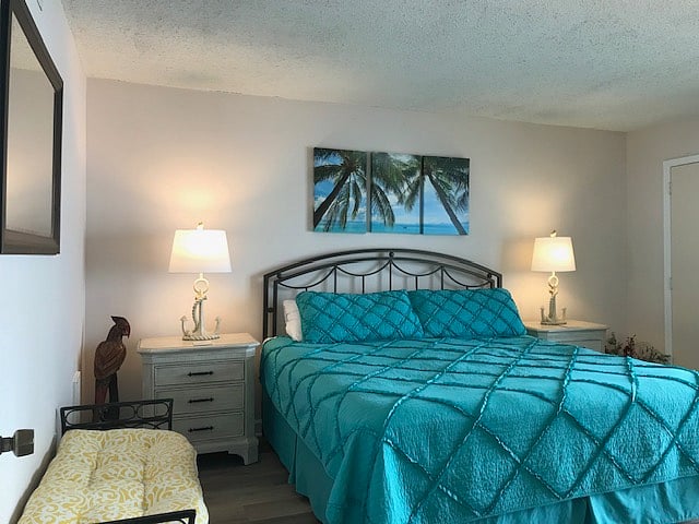 Primary King bed - balcony access
