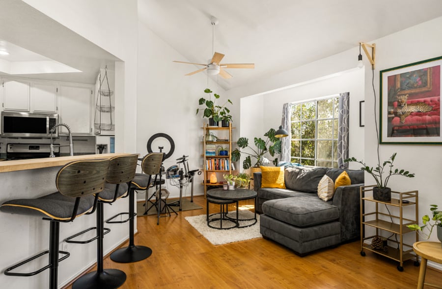 Shared living and breakfast bar