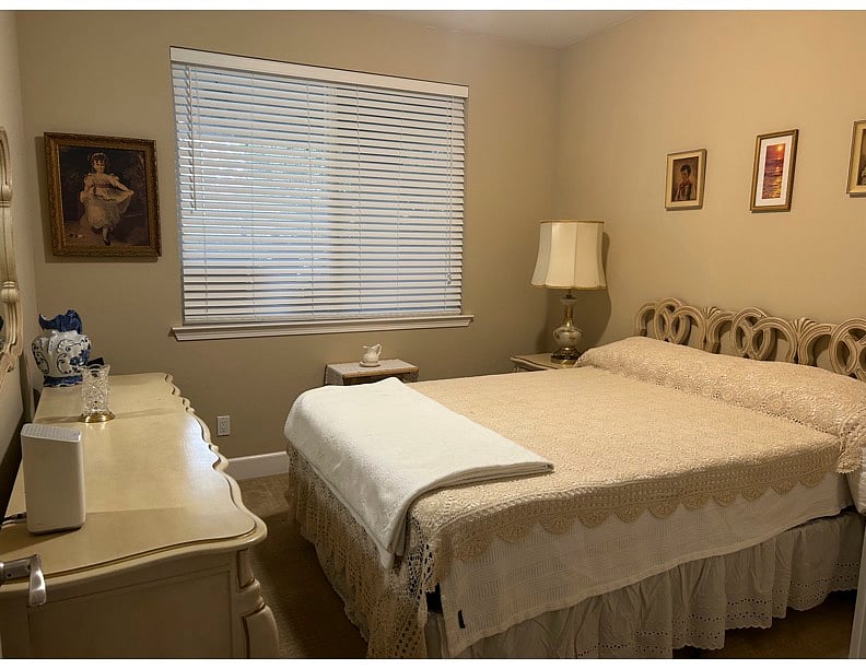 Available room set up vintage private down stairs private bathroom