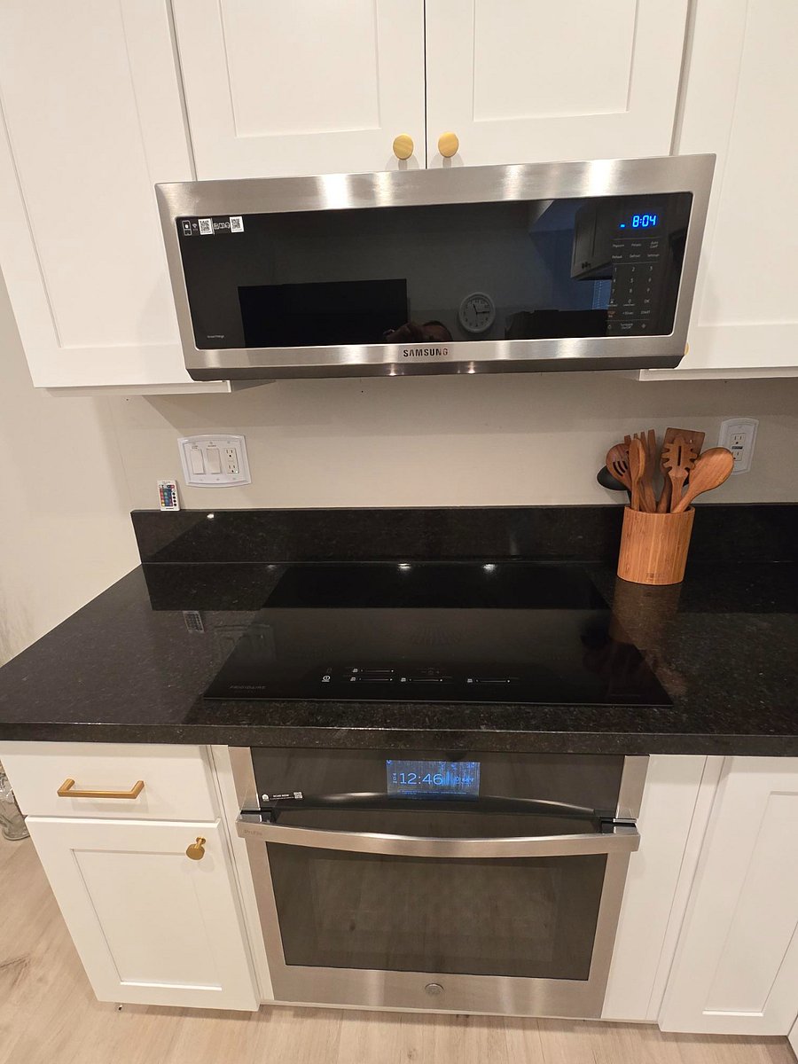 Ultra fast Induction coocktop and microwave. High end GE smart oven