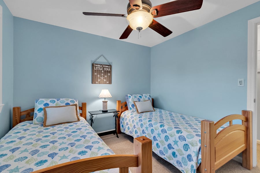 third bedroom has two twin beds
