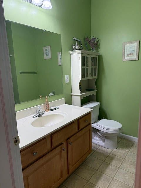 Full private bathroom with sets of towels and wash clothes