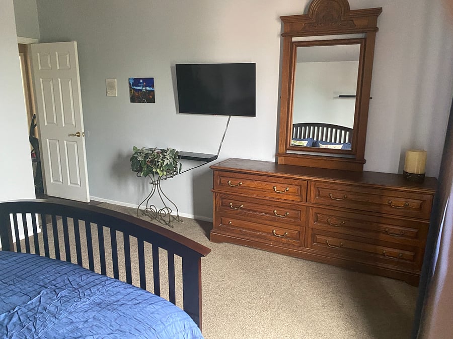 Anothe better look at the dresser and light decoration.