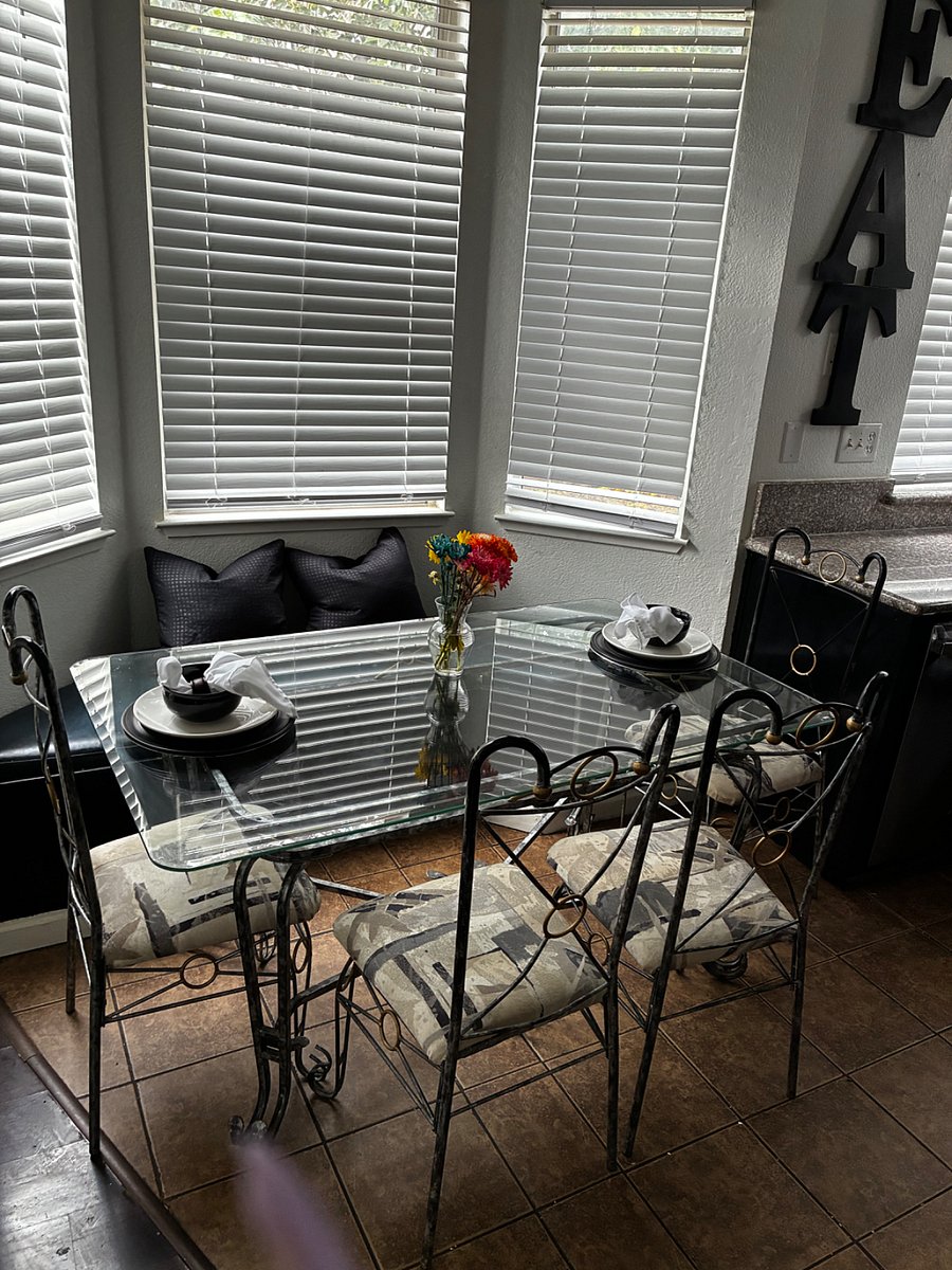 Kitchen built in nook with table and chairs 