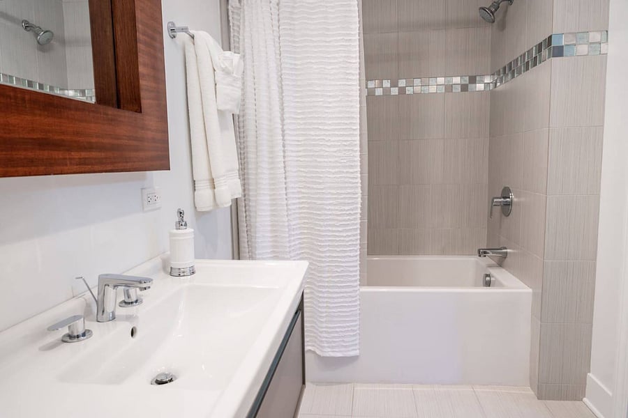 Lower level en-suite bathroom with tub/shower