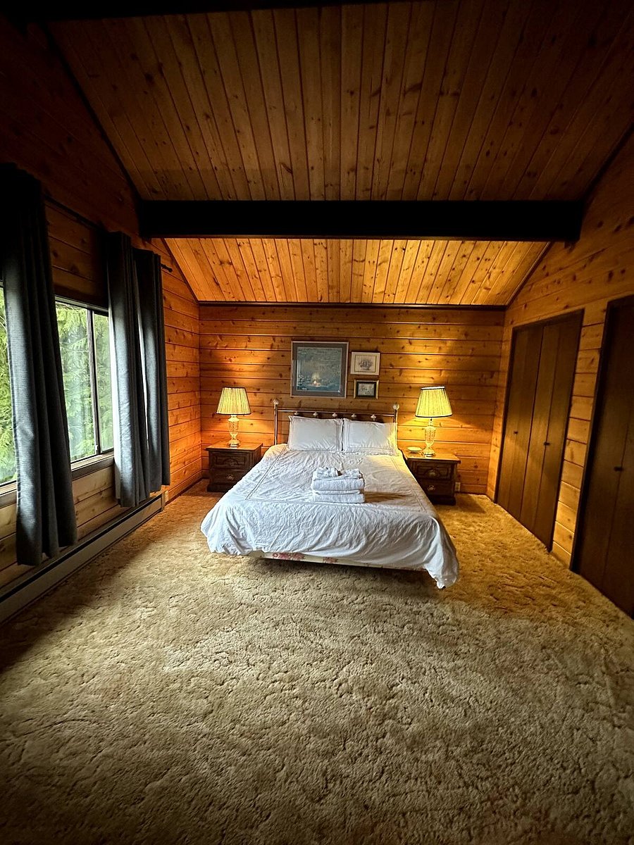 Upstairs bedroom #2. Queen bed with attached/shared bathroom. Facing back of home.