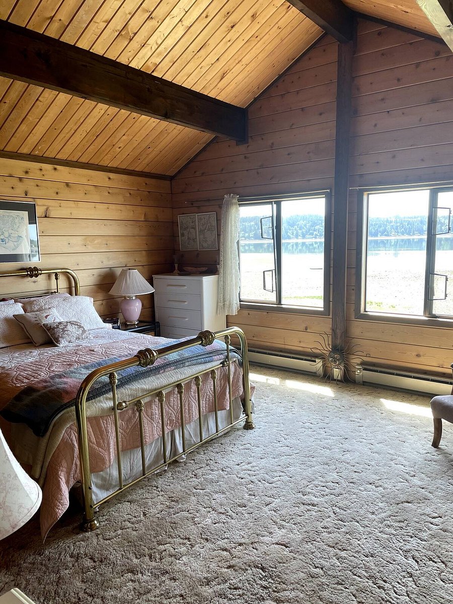Upstairs bedroom #1. Queen bed. Facing Hood Canal.