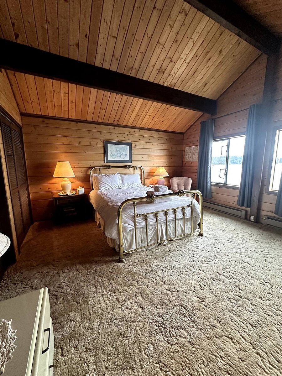 Upstairs bedroom #1. Queen bed. Facing Hood Canal.